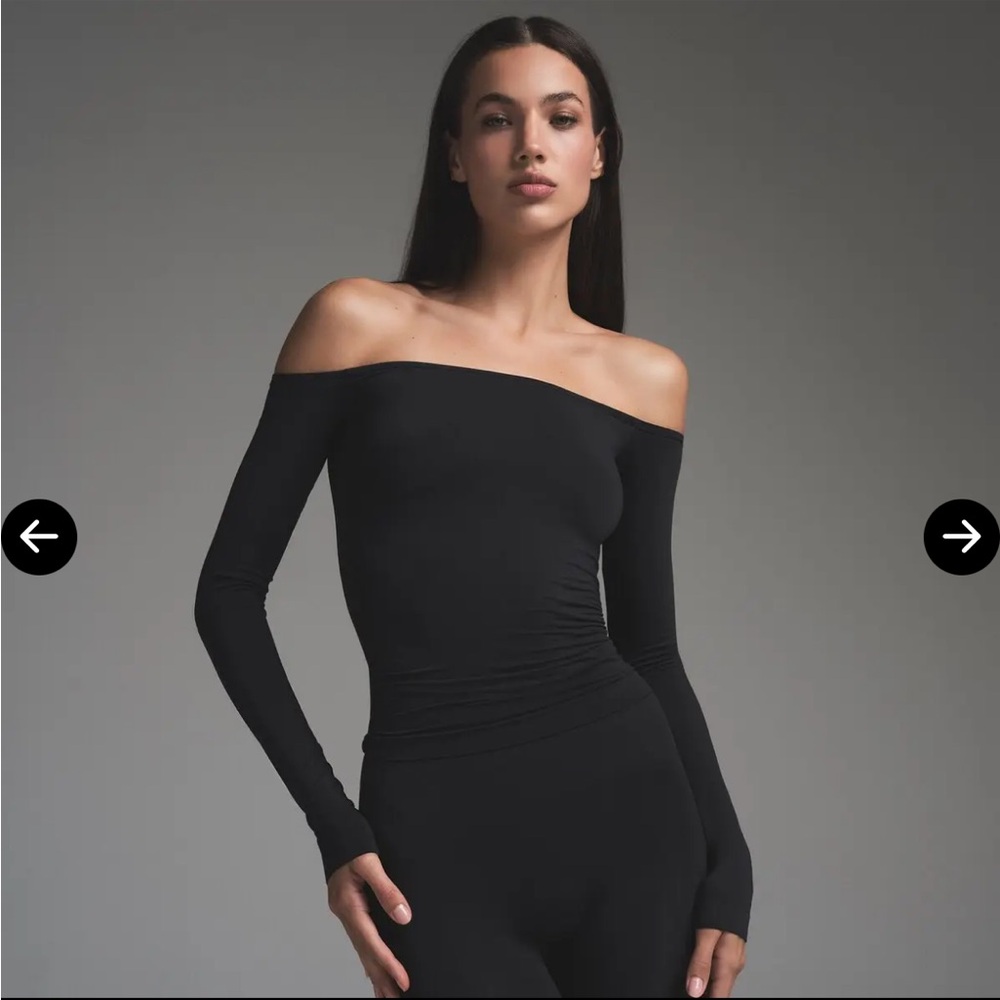 SKIMS Soft Smoothing Seamless Off The Shoulder Top - Picture 3 of 9